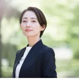 スーツ姿で微笑む女性
